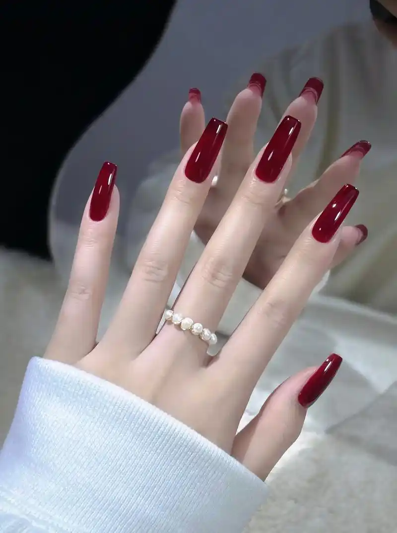显白冰透红色美甲.显白不踩雷的颜色t27牛血红#超好看的美 - 抖音