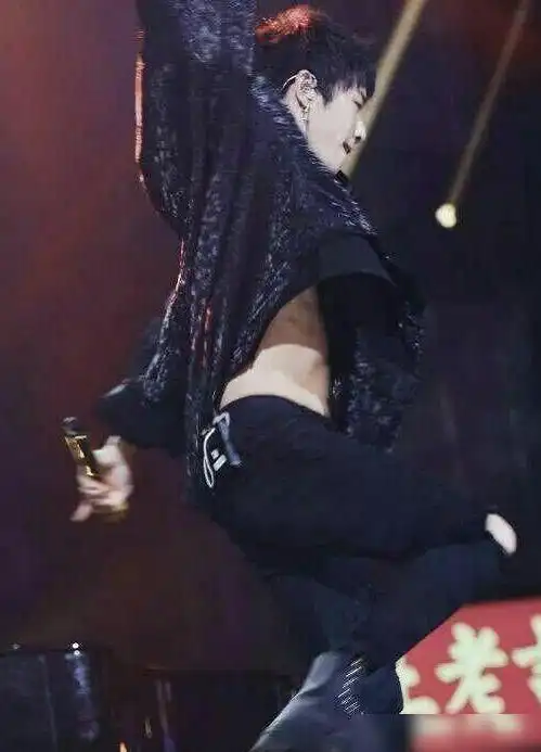 华晨宇倒立秀腹肌,关晓彤大饱眼福脱口二字,网友:你才23啊|贾玲_网易