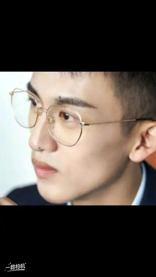 当然,上面的人不是我了,是顾城和菜鸟秘书小七.(勿喷),谢谢