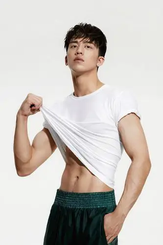 许魏洲图片:湿身撩衣秀腹肌_明星_美桌图片库