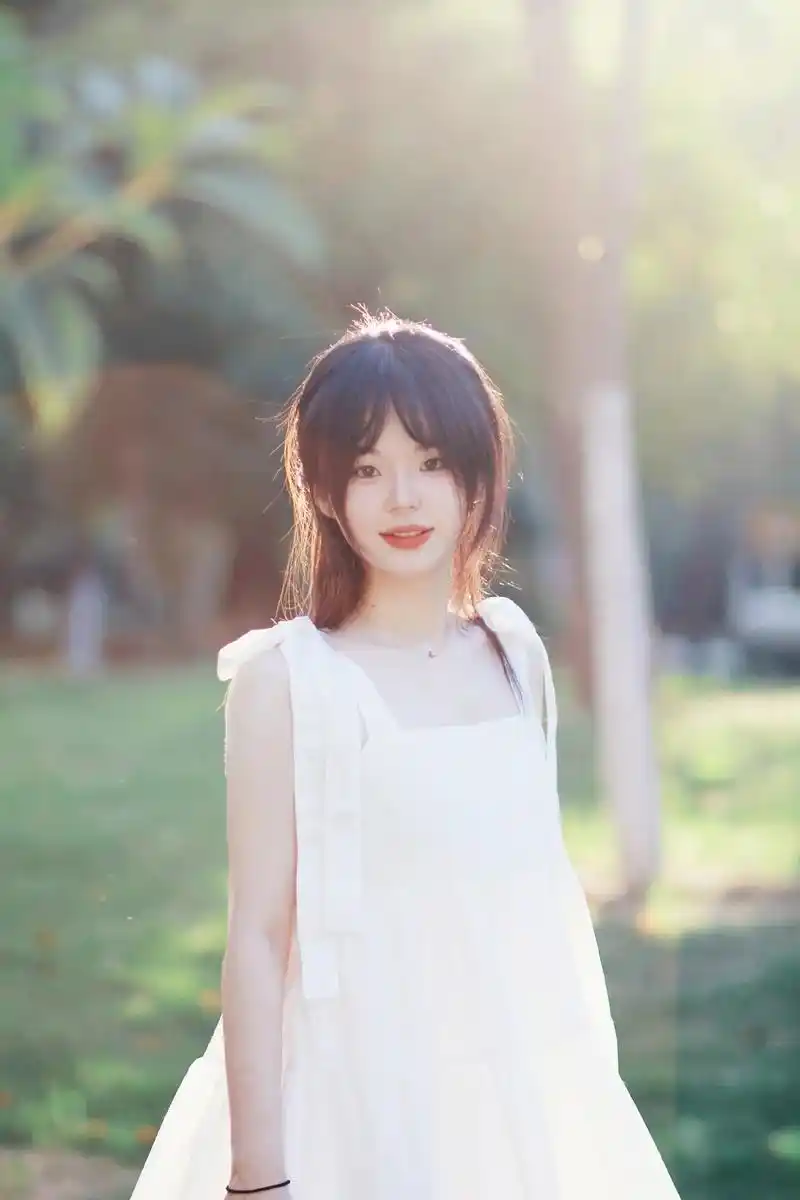 个人写真 #草坪拍照  终于体会到了85的快乐,空气切割感 - 抖音