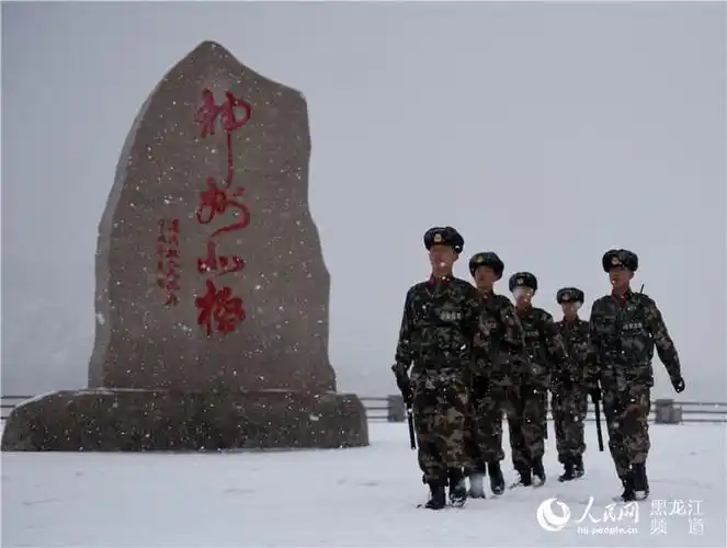 中国最北黑龙江漠河县四月飘雪边防官兵冒雪巡护