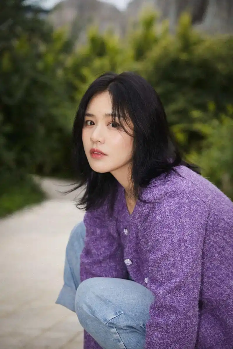 1,段三穿着一件复古的宽松花袍子,长相普通个头中等,一颗大光头尤为