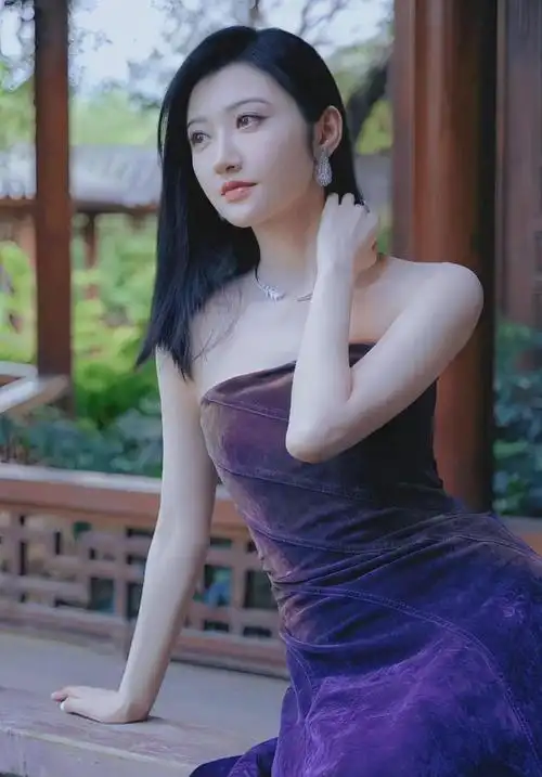 9月27日景甜出席活动的造型好像蓝色美人鱼