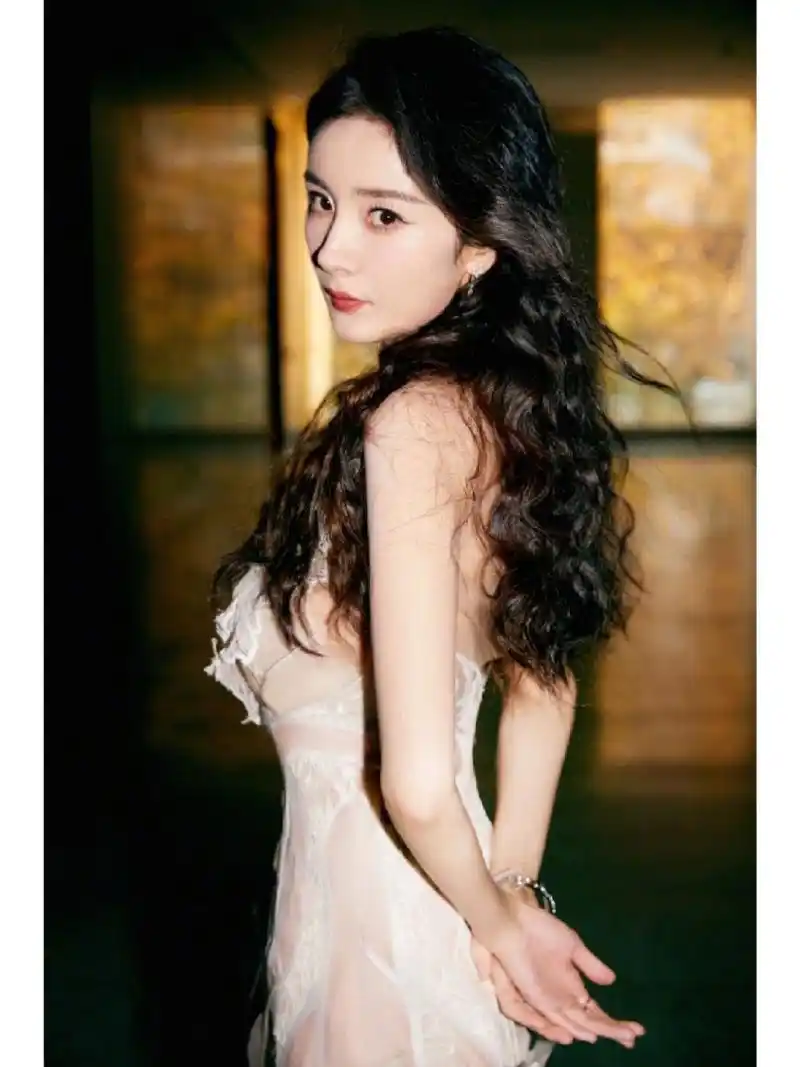 杨幂这身活动礼服简直美炸了 星光杳杏,薄纱萦绕, 杨幂身着白色羽毛