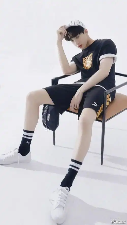 综艺中行走的漫画腿#赖冠霖这满屏的大长腿,也太让人羡慕了吧@赖冠