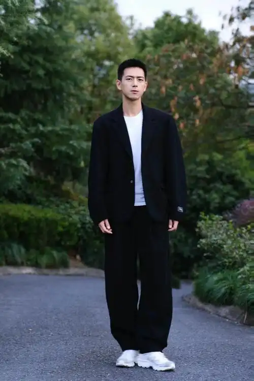 现在的李现通过自身努力在娱乐圈中的人气越来越高了,他不仅长得帅气