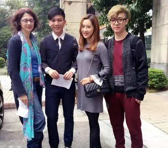 46岁广州演员徐若琪,戏中与戴安娜离婚6年,戏外与高宇恩爱30年_康祈祖