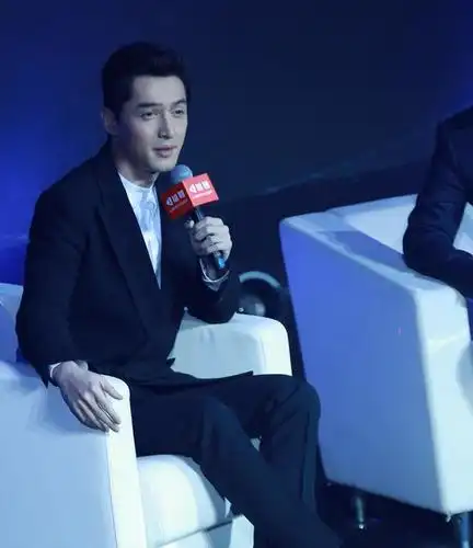 胡歌西装革履帅气现身某活动,心情大好