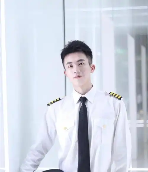 青春活力阳光有气质的00后空少184大长腿男生网友太帅了