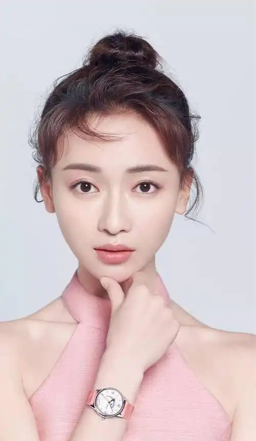 尽管吴谨言以168cm的娇小身高在娱乐圈内显得较为标准,但她的体重却