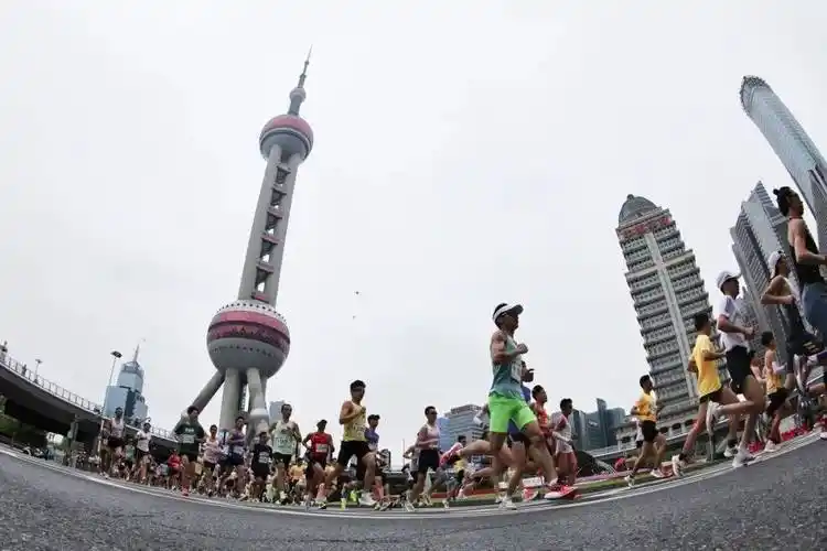 2024浦发银行上海半程马拉松今晨开跑 男女赛会纪录双双被打破