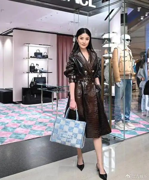 陈慧琳穿鳄鱼皮大衣出席活动插兜戴墨镜港风十足