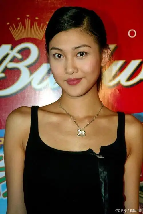 李彩桦否认新恋情:与男子拥抱的是前夫