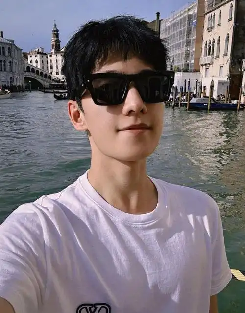 杨洋意大利游玩晒自拍,白t恤墨镜造型,清爽帅气