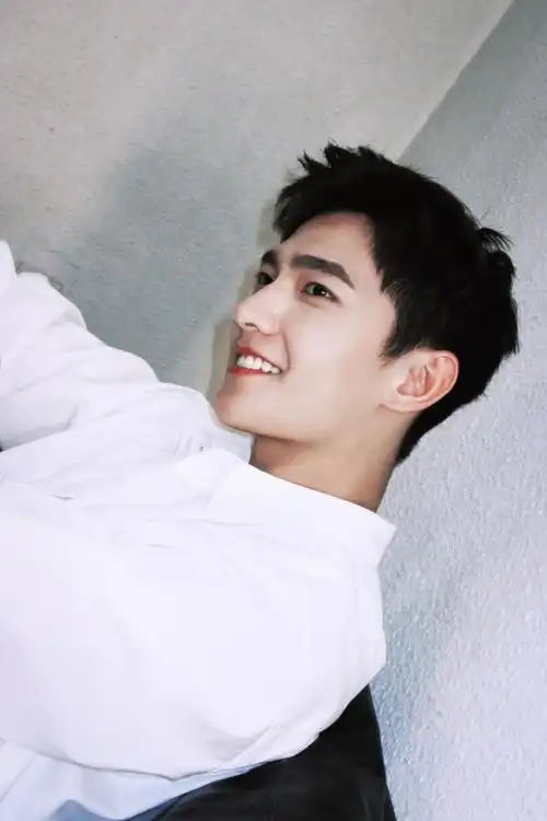 被杨洋白衬衫照片迷得神魂颠倒00这个拍照角度也太鲨了吧!