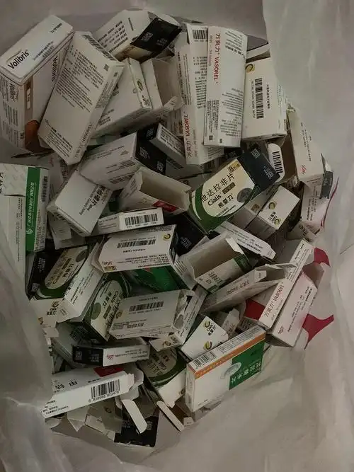 这时候,小雅嘴唇的特殊颜色才引起药剂师的注意.