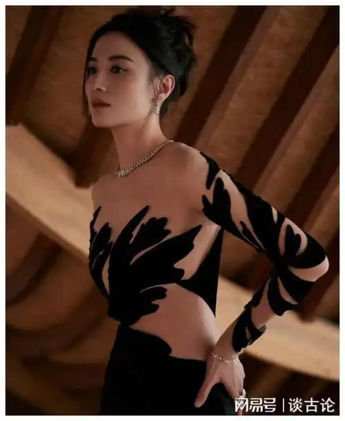 有着身高优势的她穿着紧身透视裙,让宋佳可以被人群中的所有人