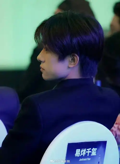 侧颜氛围#这块玺子哥真的很绝,优越的肌肉线条和棱角分明的面部轮廓