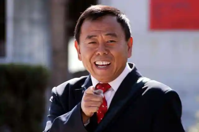 61岁潘长江老婆近照,隐藏了整整37年,网友:便宜潘长江了