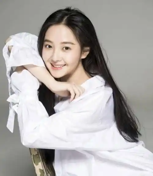 她是真正的国民闺女,当红时为学业退隐7年,今复出美过关晓彤_杨丽晓