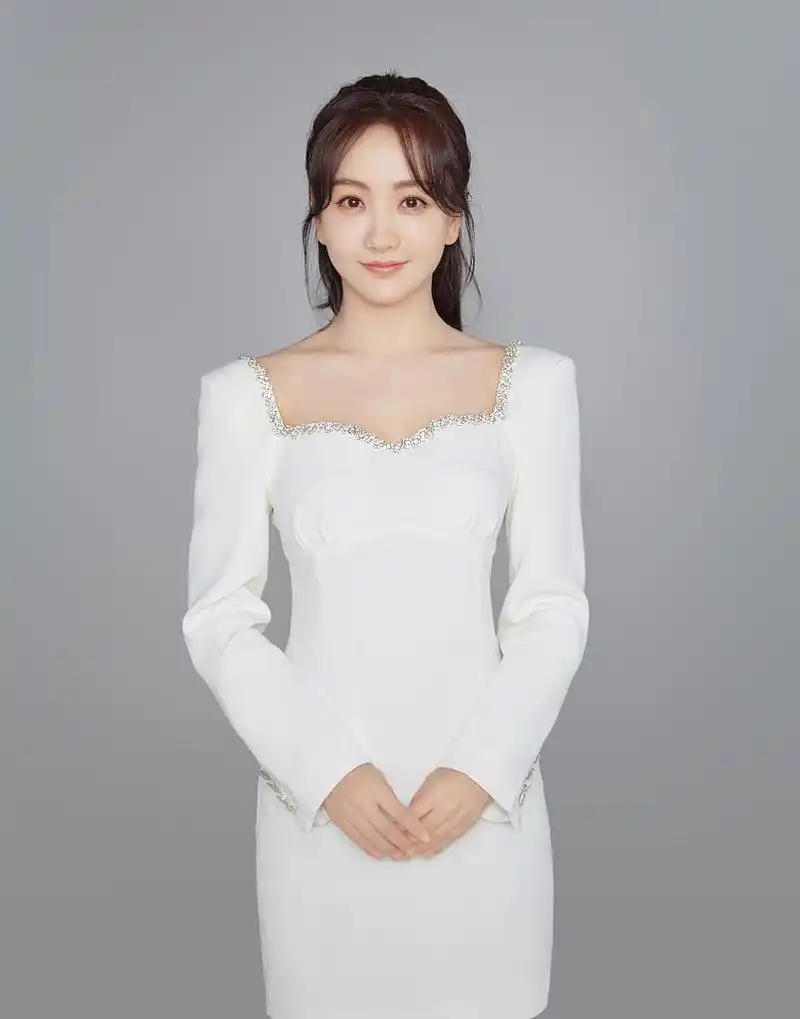 杨蓉白色礼服写真简洁优雅 柔美韵致尽显温柔气质