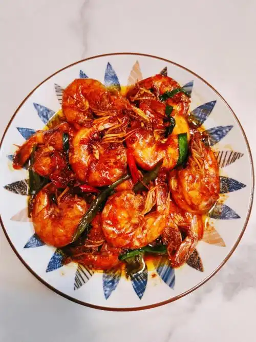 连壳都不放过的油焖大虾好吃到舔手指