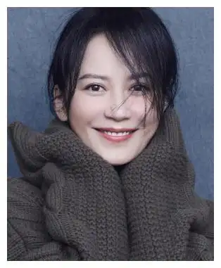 51岁俞飞鸿素颜神似王菲,饭桌上抽烟吞云吐雾,不似以往精致