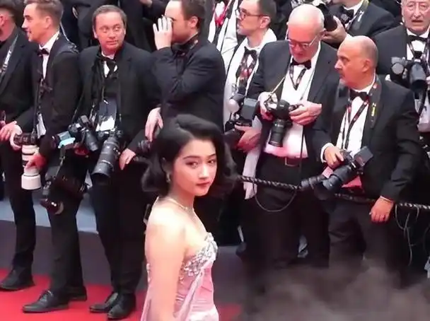 "假摔,摔出吸奶器",国内女星红毯争奇斗艳"丢脸丢到国外"