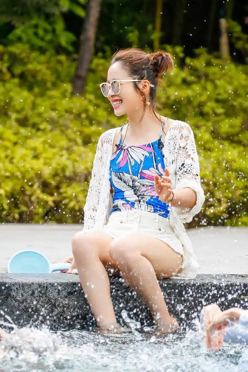 组图:江一燕身着泳衣一身清爽 池边戏水好俏皮