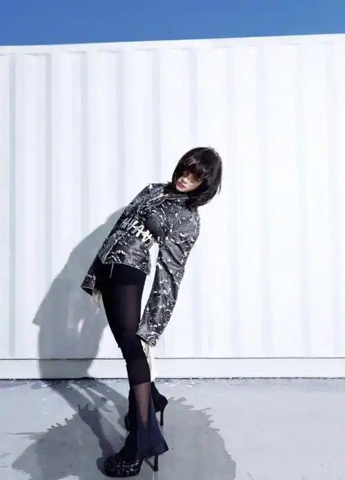 王子文终于留长发了!穿绿色格纹裙配复古红唇,满满的