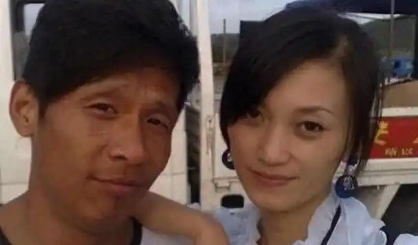 后来被赵本山发掘,宋小宝在事业上的成就也就慢慢超越了妻子