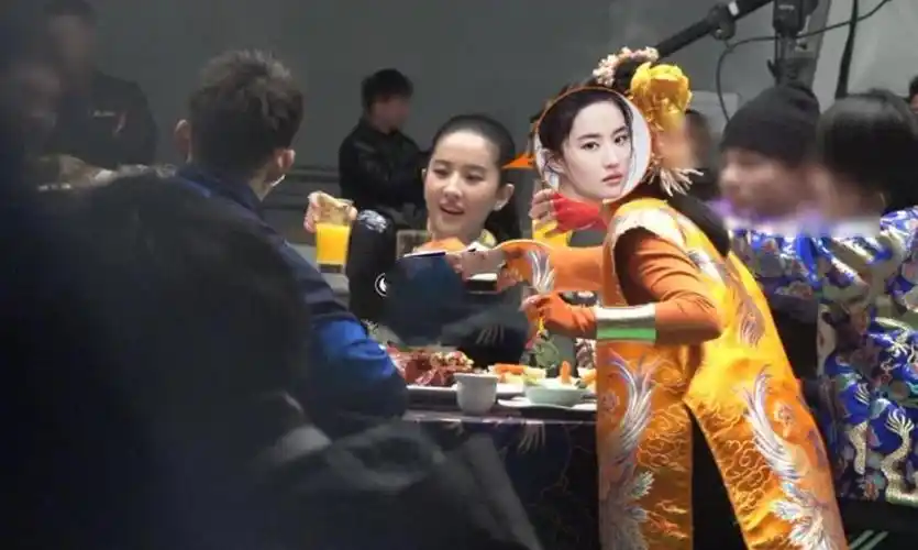 原创刘亦菲剧组忙应酬,跳舞动作太撩人,扎高马尾脸却胖了一圈