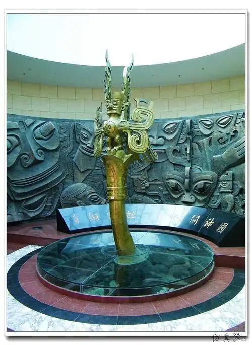 一进门,首先映入眼帘的是一个以青铜人首鸟身像为主体标志性雕塑,后面