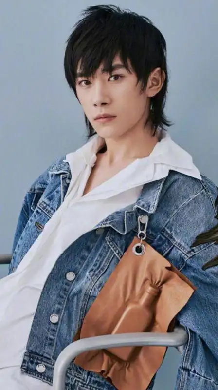 帅哥壁纸:小鲜肉男明星易烊千玺高颜值帅气图片-小虾米