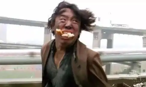 2006年,是黄渤的转型之年,参演宁浩电影《疯狂的石头》,一口青海话