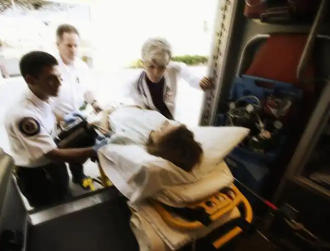 突发脑溢血怎么办?4个急救步骤早做了解,关键时刻能救命