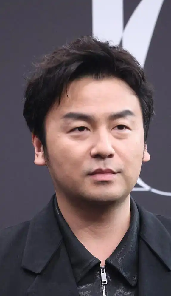 好家伙!男明星怼脸"生图"大公开,网友:太丑了