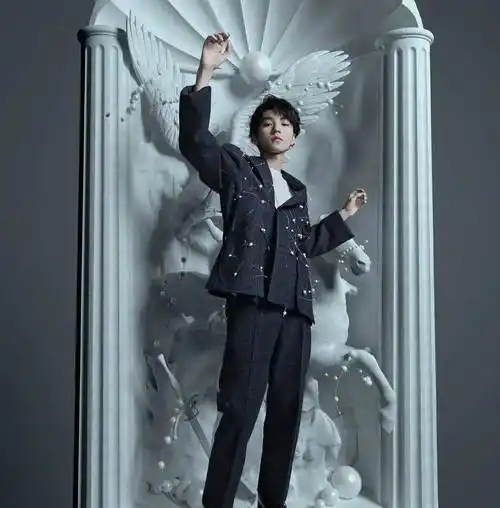 王俊凯寸头造型曝光,没有了笑容却多了一份时尚感._自已_雕像_大厨