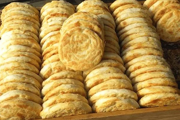 莱芜火烧是椭圆形的一种烧饼,与一般烧饼稍微不同的是,火烧上面全是