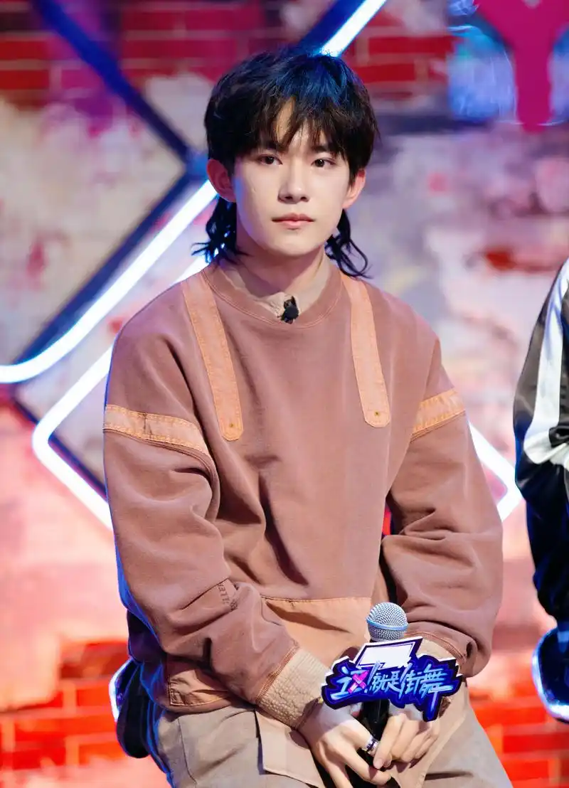 易烊千玺现身《这就是街舞》第二季发布会,街舞少年归来,内心愈发坚定