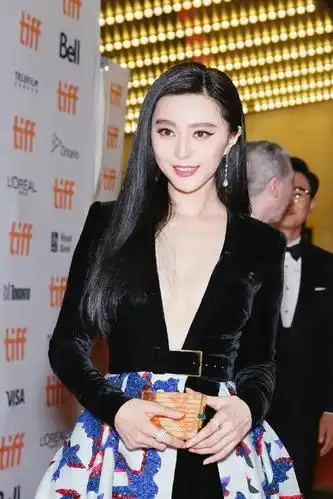 范冰冰身材好丰满一袭高定礼服深v领开到腰