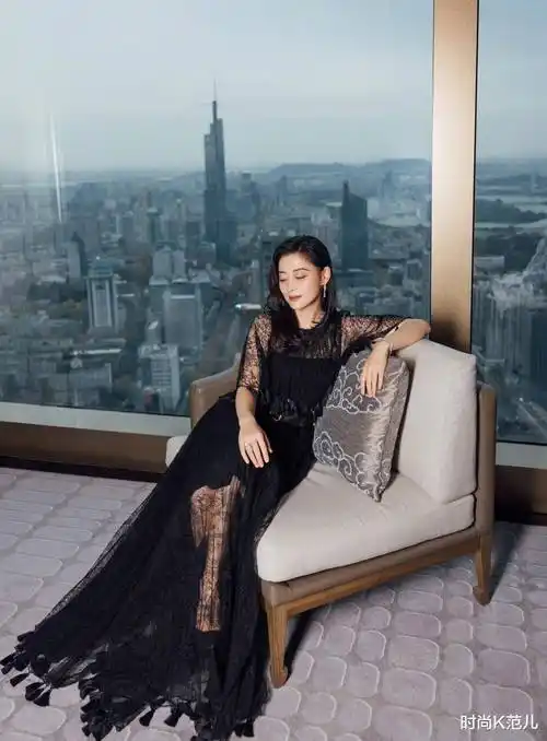 被47岁梅婷美到,穿一条黑色蕾丝长裙,端庄优雅气质出众!