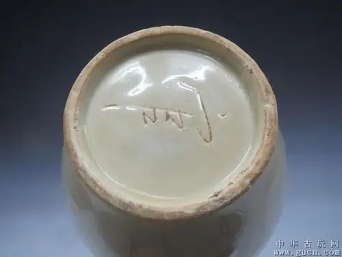 宋定窑白釉鱼花纹刻"官"字款花浇