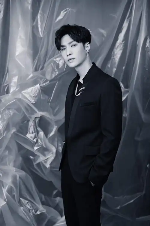 张艺兴图片 张艺兴黑色西装帅气图片