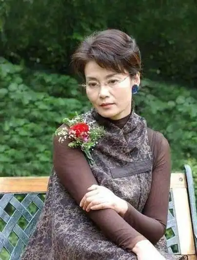 老年人爱美还得学潘虹67岁穿衣简洁却高级12次影后不是白拿