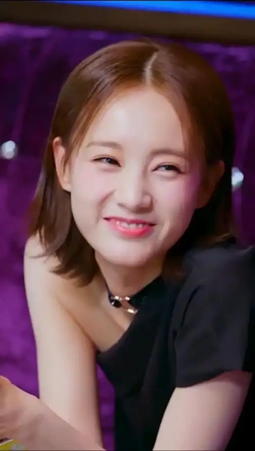 笑容太治愈了,一笑眼睛都眯起来#李一桐