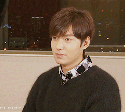 李敏镐坐立大笑捂嘴gif动图_动态图_表情包下载_soogif