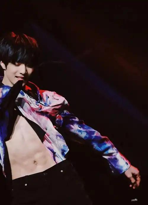 巧克力腹肌人鱼线他们一样都不少