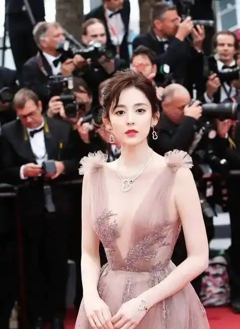 古力娜扎时尚新潮流:透视装搭配背心与小黑裤的魅力解析_女性_线条_的